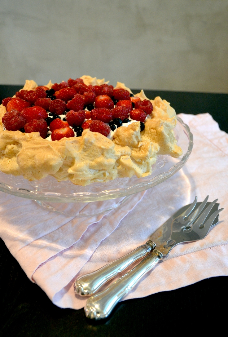 Marjainen vaahterasiirappipavlova - Maple Syrup Pavlova with Berries / Sweets by Sini