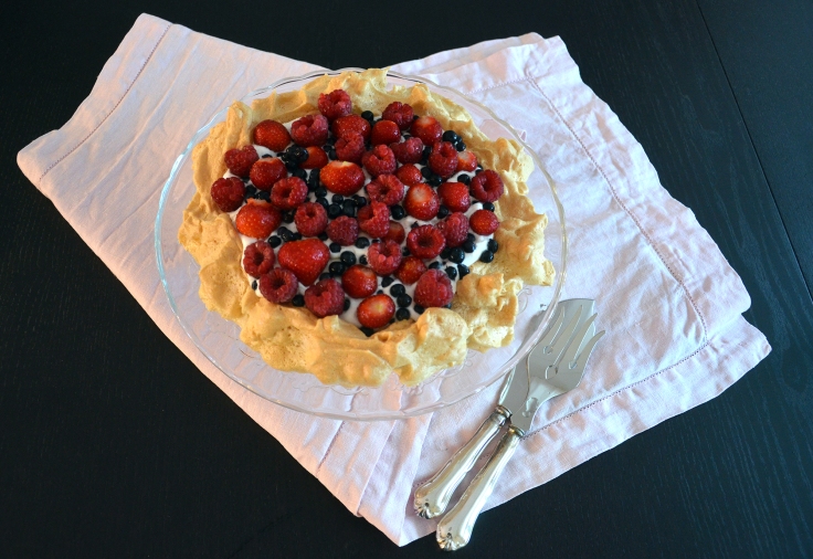 Marjainen vaahterasiirappipavlova - Maple Syrup Pavlova with Berries / Sweets by Sini