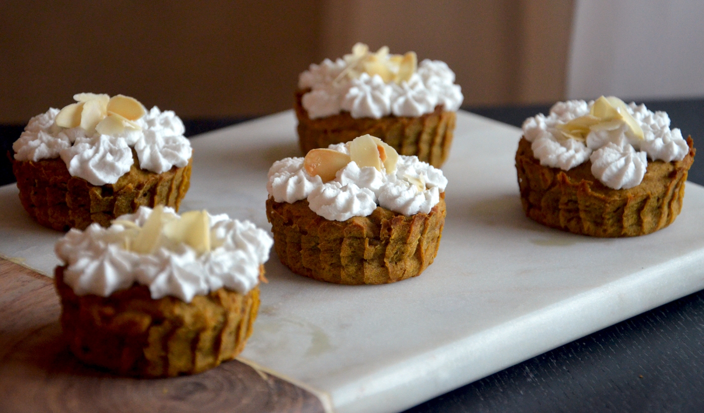 Kurpitsakuppikakut kookoskermavaahdolla - Pumpkin Cup Cakes with Coconut Whipped Cream / Sweets by Sini